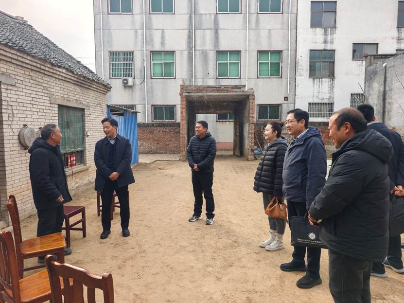 一群人站在房子前描述已自动生成